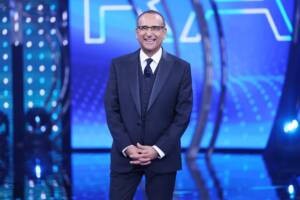 Carlo Conti alla conduzione della finale di Sanremo Giovani al Palafiori.