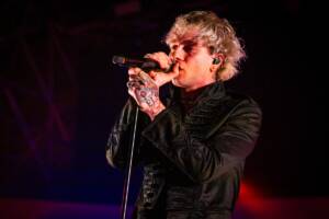 Chiello sul palco dell'Atlantico durante un concerto.