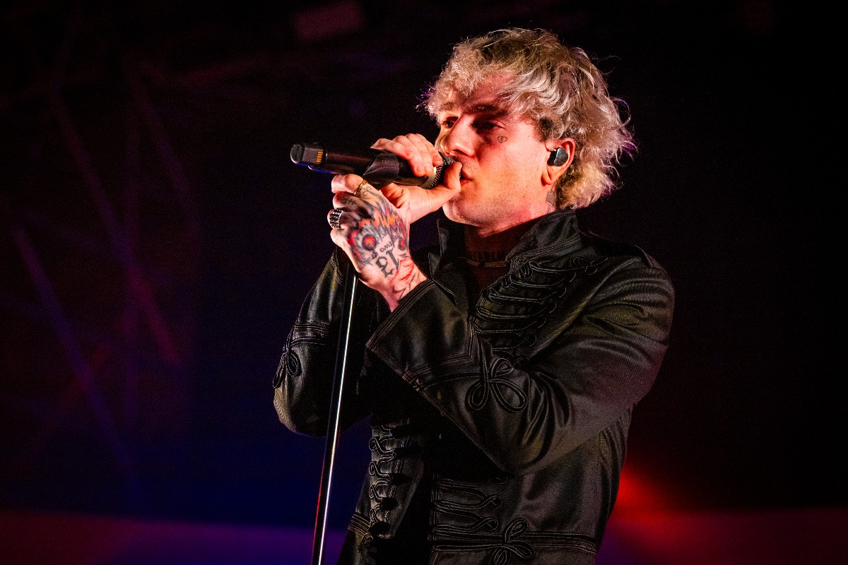 Chiello sul palco dell'Atlantico durante un concerto.