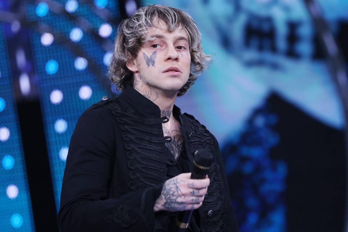 Chiello sul palco della finale di Sanremo Giovani al Palafiori.