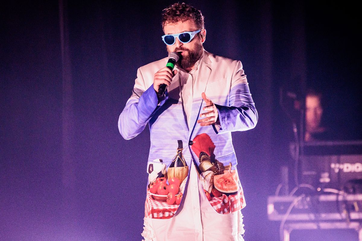 Dargen D'Amico sul palco del Teatro Arcimboldi durante un concerto.