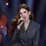 Ditonellapiaga si esibisce sul palco di un concerto in Vaticano.