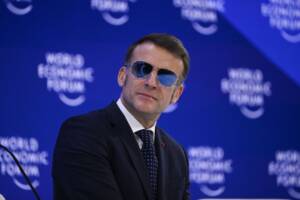 Emmanuel Macron interviene al World Economic Forum con un discorso ufficiale