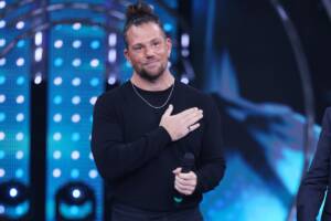Enrico Nigiotti ripreso sul palco del Palafiori alla finale di Sanremo Giovani.