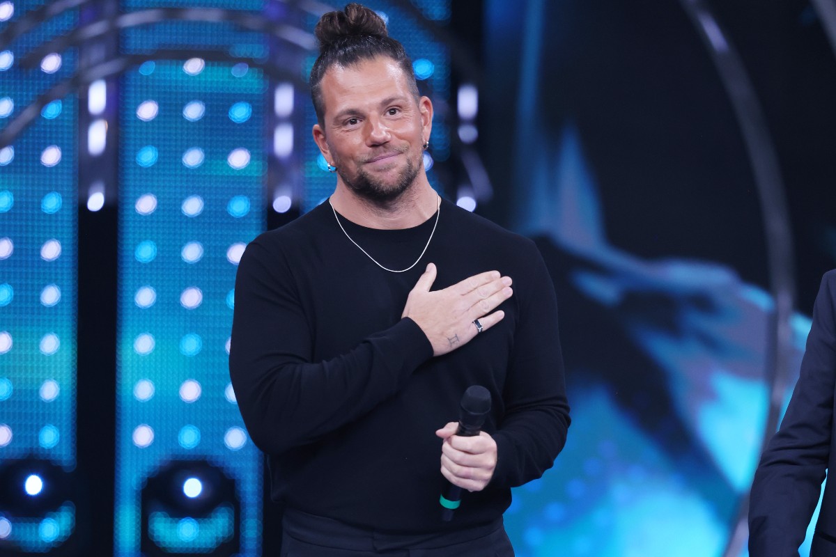 Enrico Nigiotti ripreso sul palco del Palafiori alla finale di Sanremo Giovani.
