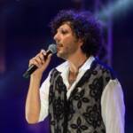 Ermal Meta si esibisce dal vivo sul palco di Pitti Pizza & Friends 2025.
