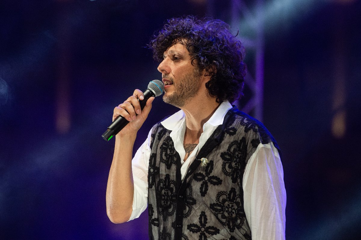 Ermal Meta si esibisce dal vivo sul palco di Pitti Pizza & Friends 2025.