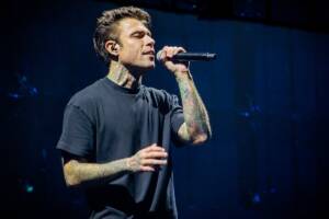 Fedez sul palco dell'Unipol Forum di Assago durante un concerto.