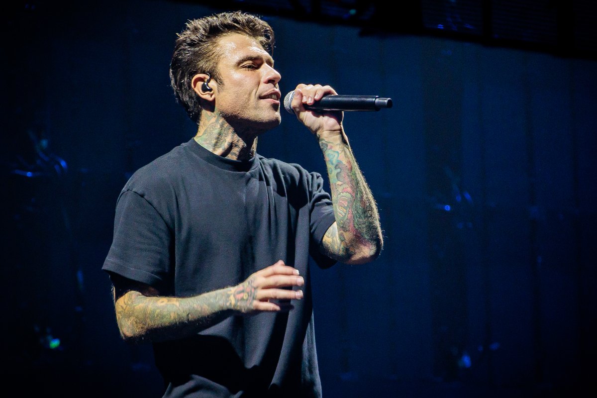 Fedez sul palco dell'Unipol Forum di Assago durante un concerto.