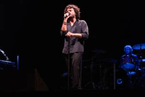 Francesco Renga sul palco dell'Arena dei Pini durante un concerto.