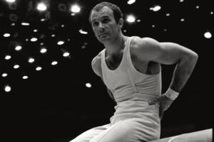 Franco Menichelli impegnato agli anelli durante una sessione di allenamento alle Olimpiadi di Messico '68