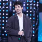 Il cantautore Fulminacci ripreso sul palco del Palafiori durante la finale di Sanremo Giovani.