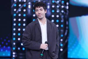 Il cantautore Fulminacci ripreso sul palco del Palafiori durante la finale di Sanremo Giovani.