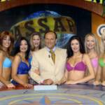 Gerry Scotti posa negli studi del quiz televisivo "Passaparola" con le Letterine: Alessia Mancini, Benedetta Massola, Daniela Bello, Vincenza Cacace ed Elisa Triani 1999  (Photo by Rino Petrosino\Mondadori via Getty Images)