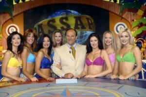 Gerry Scotti posa negli studi del quiz televisivo "Passaparola" con le Letterine: Alessia Mancini, Benedetta Massola, Daniela Bello, Vincenza Cacace ed Elisa Triani 1999  (Photo by Rino Petrosino\Mondadori via Getty Images)