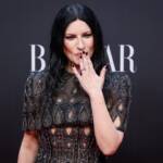 La cantante Laura Pausini ritratta sul red carpet dell'evento Women Of The Year 2025 organizzato da Bazaar.