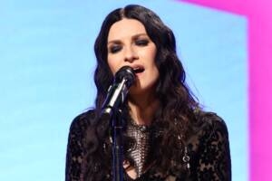 Laura Pausini canta dal vivo sul palco della Billboard Latin Music Week 2025 a Miami.