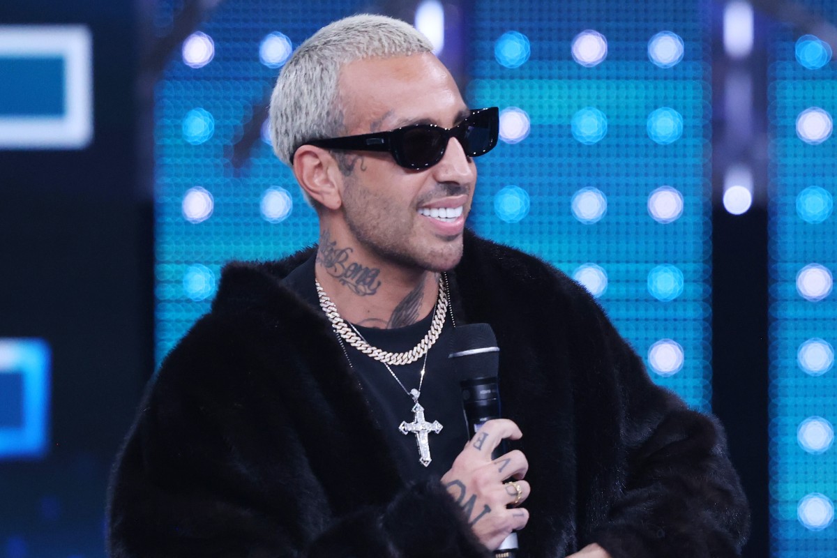 Il rapper Luchè ripreso sul palco del Palafiori alla finale di Sanremo Giovani.