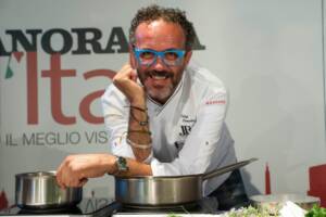 Lo chef Luigi Pomata impegnato in uno showcooking all'evento Panorama d'Italia. Cagliari, Italia, 30 settembre 2016 (Foto di Silvia Morara/Mondadori Portfolio tramite Getty Images)
