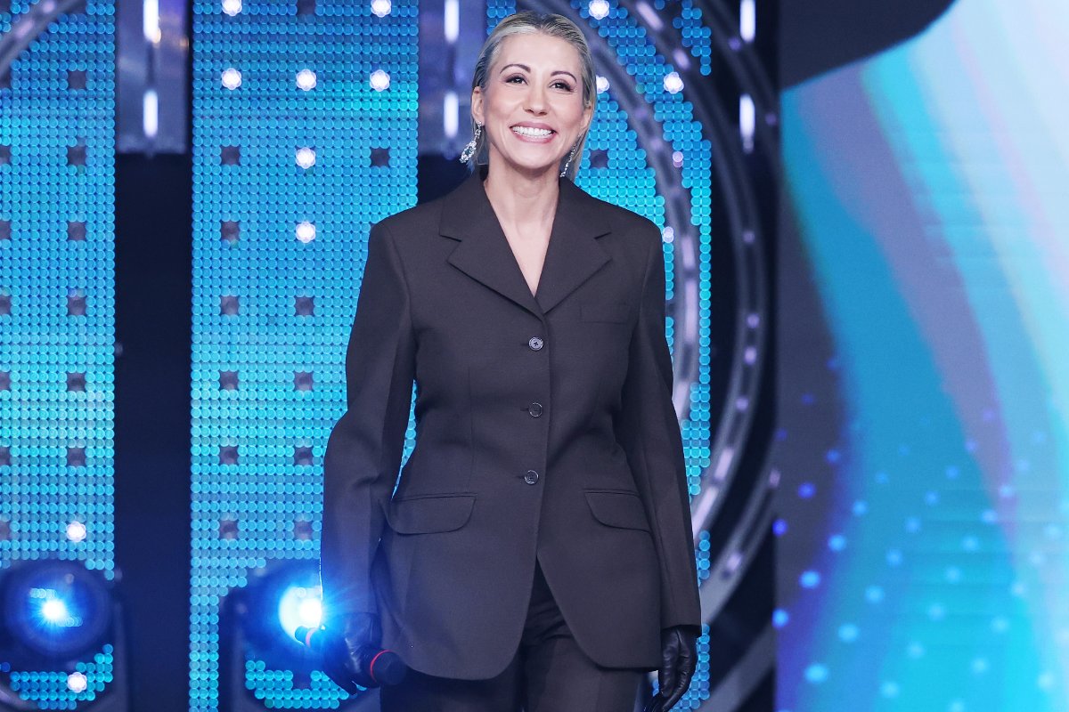 Malika Ayane ripresa sul palco del Palafiori durante la serata finale di Sanremo Giovani.