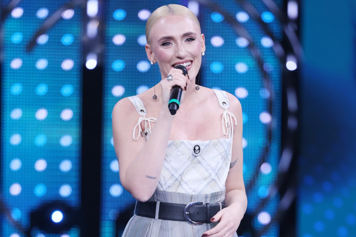 Mara Sattei sul palco del Palafiori durante la serata finale di Sanremo Giovani.