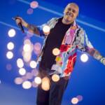 Max Pezzali durante la sua esibizione dal vivo sul palco dell'Inalpi Arena a Torino.