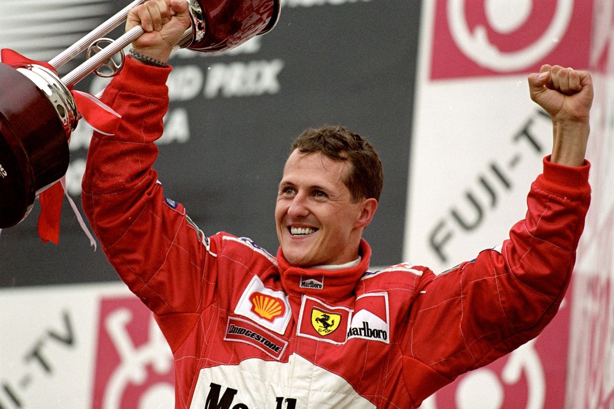 Michael Schumacher e il team Ferrari festeggiano la vittoria del Mondiale al Gran Premio del Giappone