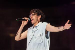 Michele Bravi si esibisce sul palco di Pitti Pizza & Friends 2025.