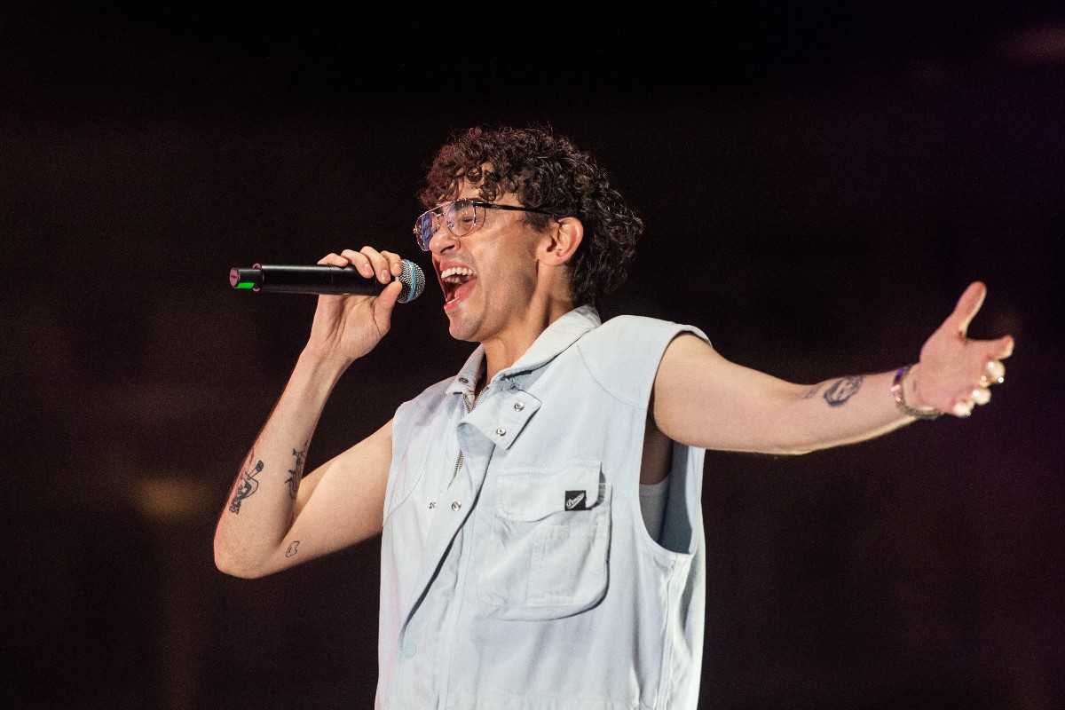 Michele Bravi si esibisce sul palco di Pitti Pizza & Friends 2025.