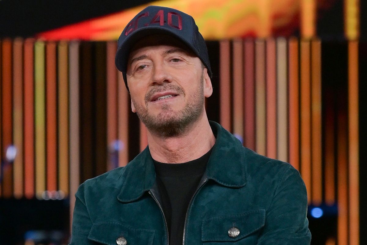 Il cantante Raf ritratto mentre posa per il photocall ufficiale del programma Rai "Ora o mai più".