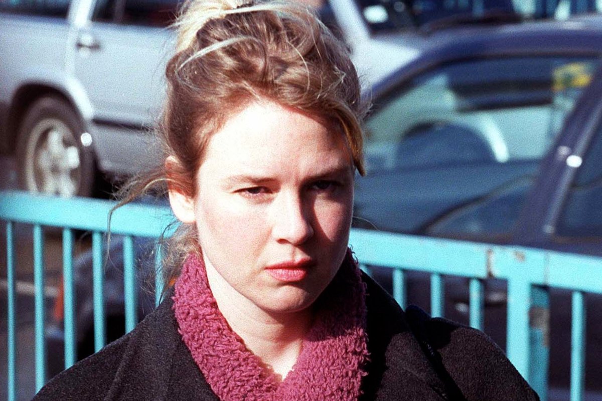 Renée Zellweger fa il broncio sul set del film Il diario di Bridget Jones a Tower Bridge