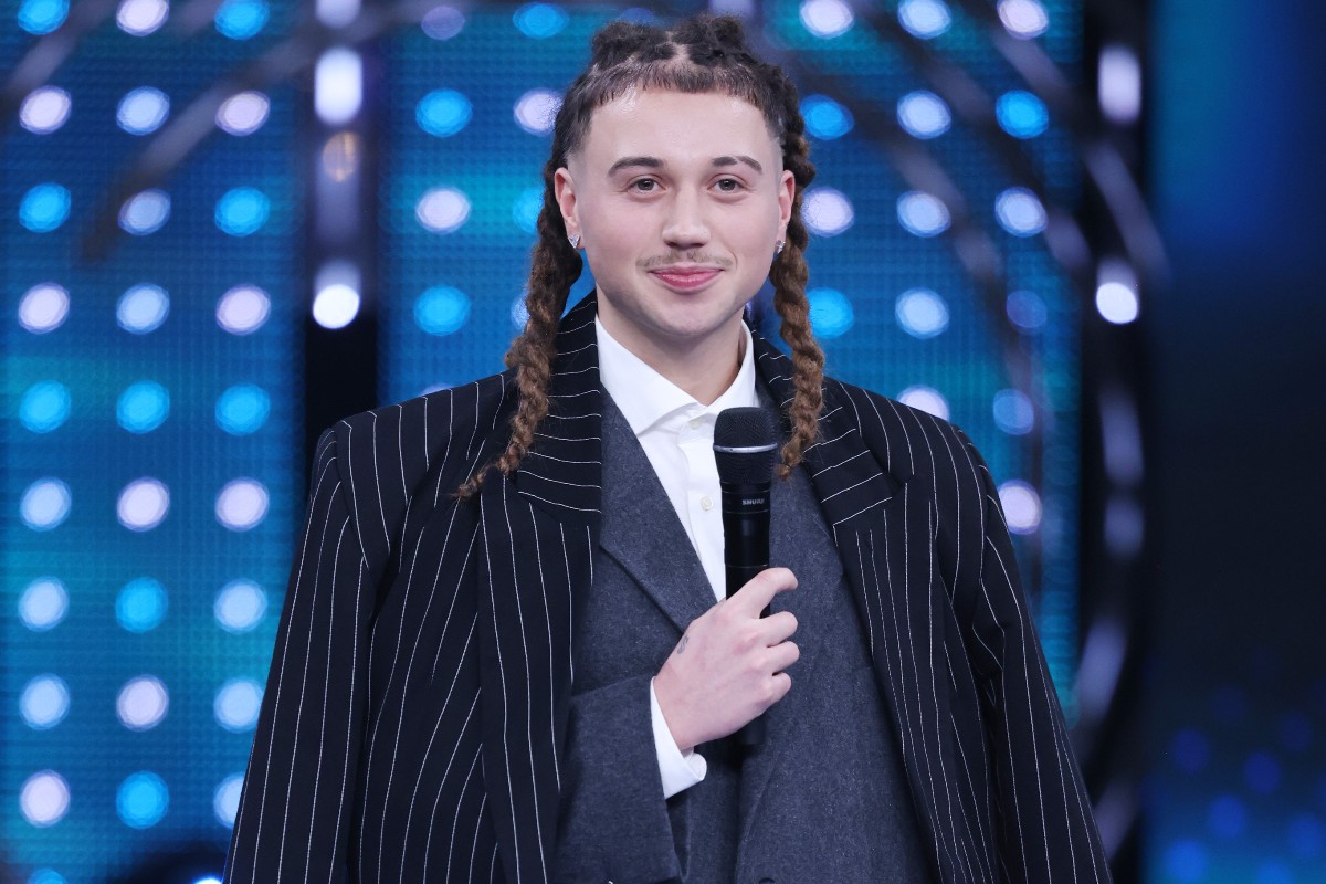 Sayf sul palco del Palafiori durante la serata finale di Sanremo Giovani.