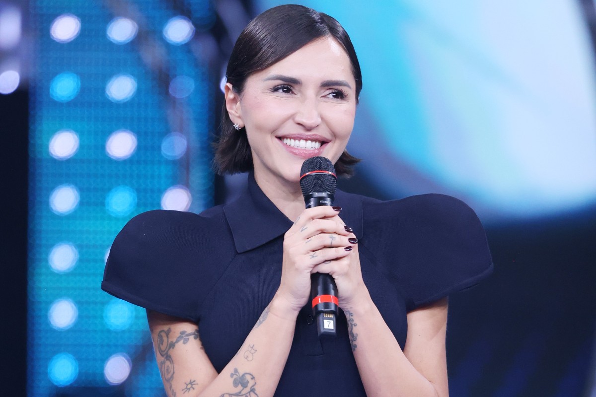 La cantante Serena Brancale ripresa sul palco del Palafiori alla finale di Sanremo Giovani.