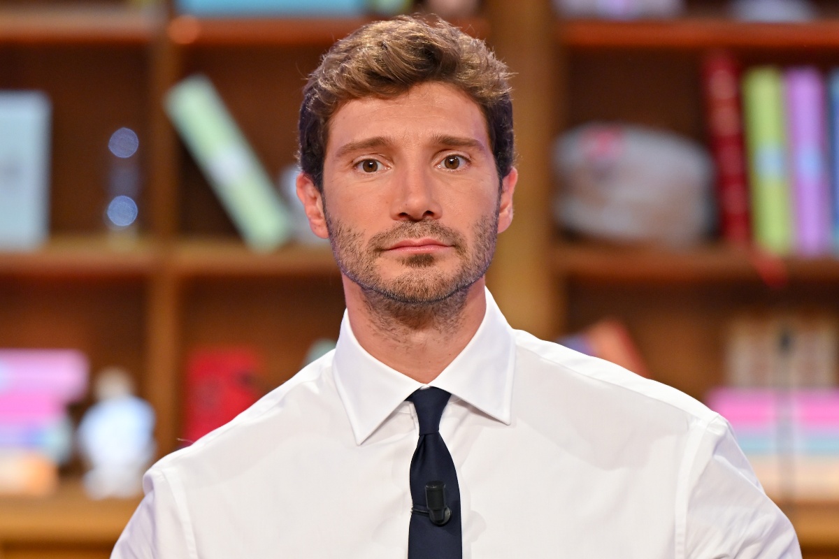 Stefano De Martino durante la trasmissione Affari Tuoi