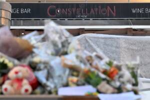 Fiori e candele sono stati deposti davanti al bar Le Constellation di Crans-Montana