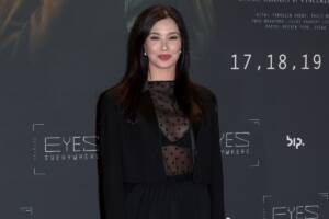 Claudia Tosoni sfila sul tappeto rosso del documentario televisivo ‘Eyes Everywhere’