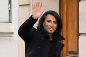 Morde Khai Didi mentre passeggia tra le vie di Roma e rivolge un saluto alla telecamera.