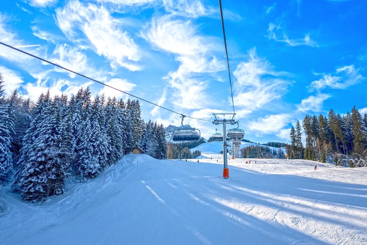 Paesaggio invernale in Alto Adige: vista su pista da sci e impianto di seggiovia.