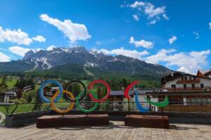Cortina d'Ampezzo, cerchi delle Olimpiadi con montagna sullo sfondo
