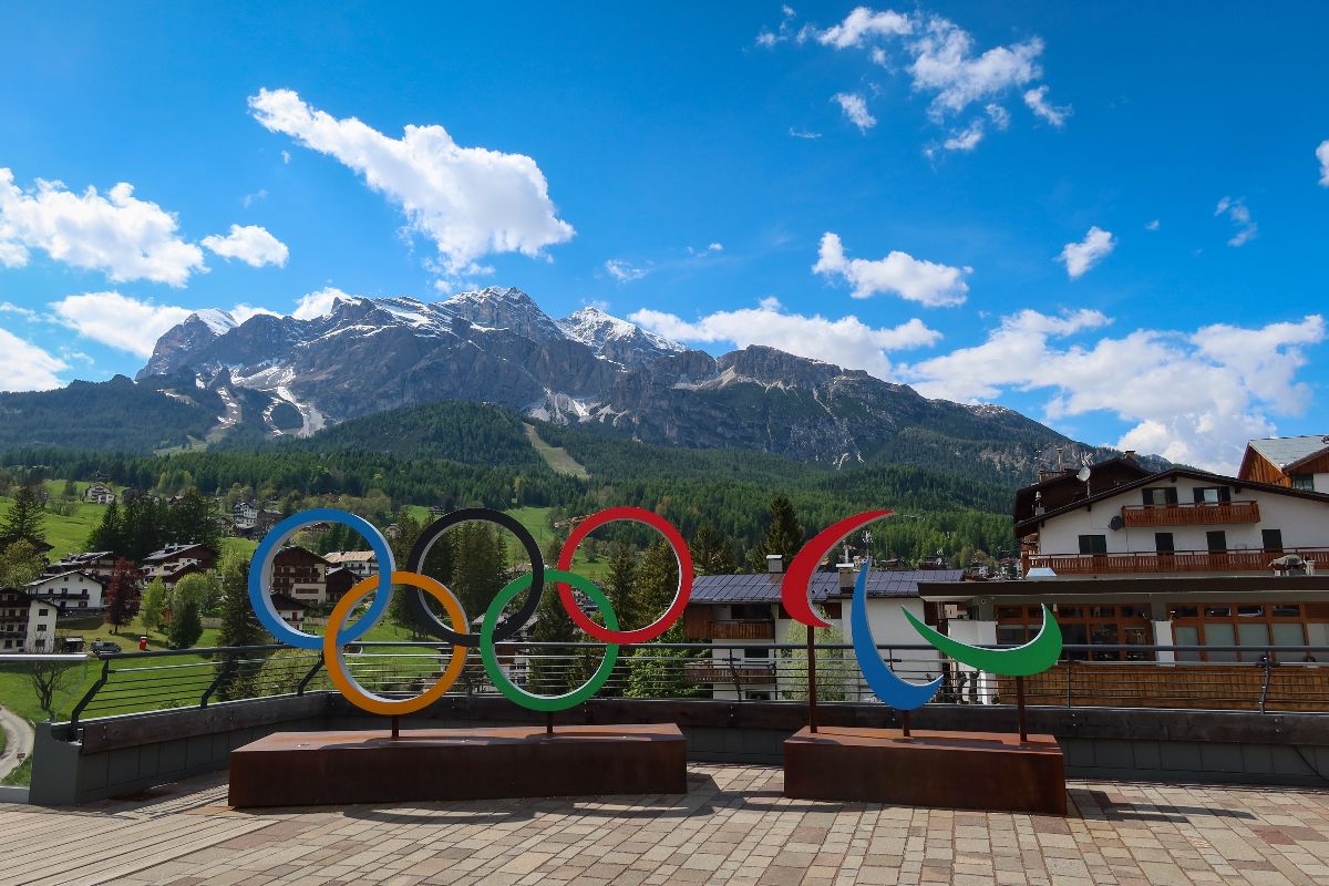 Cortina d'Ampezzo, cerchi delle Olimpiadi con montagna sullo sfondo