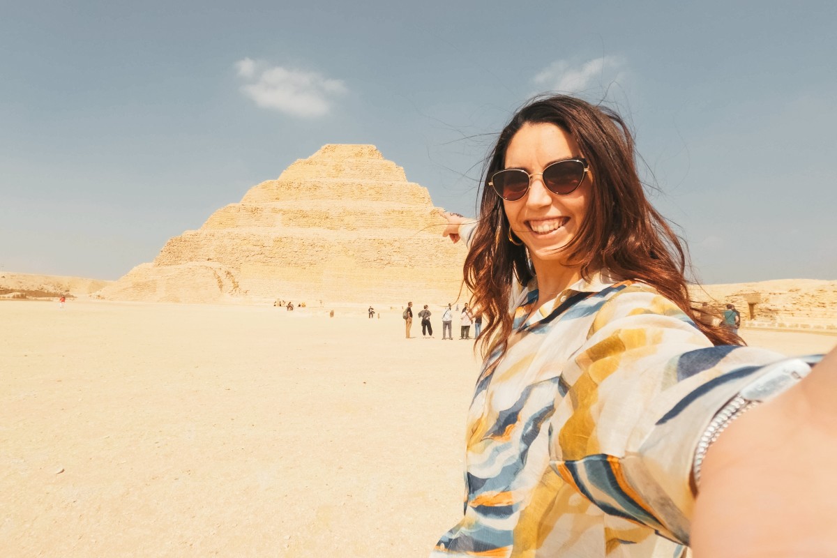 Ragazza che si scatta un selfie con la Piramide di Djoser (Egitto) sullo sfondo.
