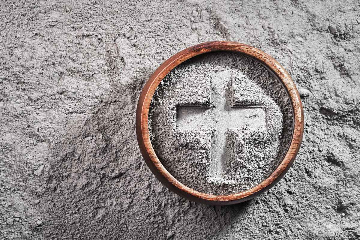 Un contenitore colmo di cenere disposta a formare una croce