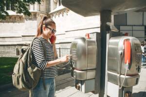 Ragazza al telefono pubblico