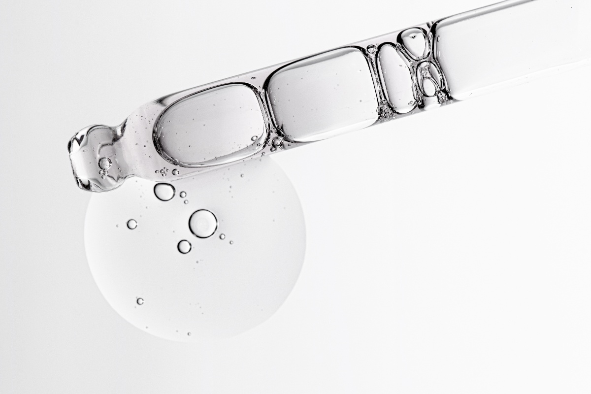 Pipetta che rilascia gocce di acido ialuronico.