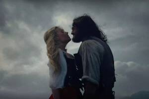 Margot Robbie e Jacob Elordi in una scena del film Cime Tempestose