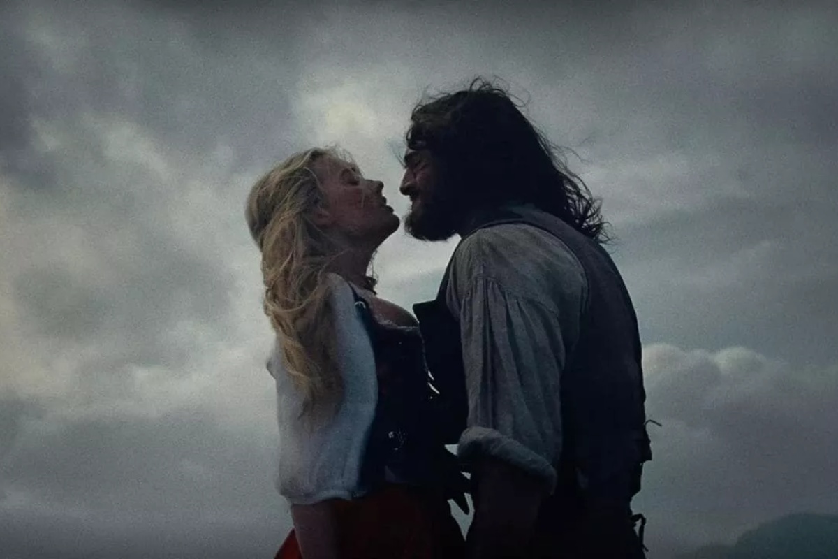 Margot Robbie e Jacob Elordi in una scena del film Cime Tempestose