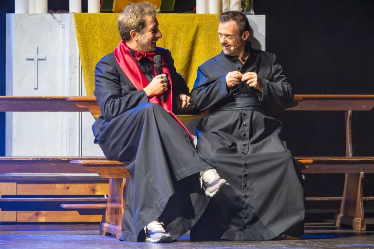 Paolo Ruffini e Federico Parlanti dividono la scena, durante il loro spettacolo a teatro