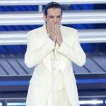 Achille Lauro vestito di bianco durante la seconda serata di Sanremo 2026