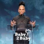 Alicia Keys prende la parola sul palco durante il Baby2Baby Gala 2025