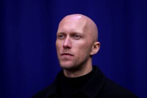 Benoît Richaud, allenatore di Bradie Tennell (Stati Uniti), sessione di allenamento dell’ISU Grand Prix of Figure Skating 2025 – Skate Canada International, il 1° novembre 2025 al SaskTel Centre di Saskatoon, Saskatchewan. (Foto di Elsa – International Skating Union / International Skating Union via Getty Images)